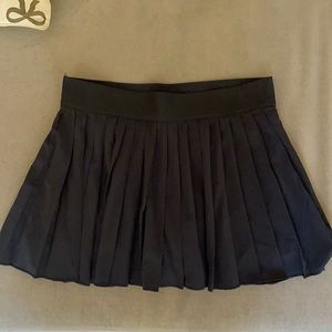 Aritzia TNA black tennis skirt - size M